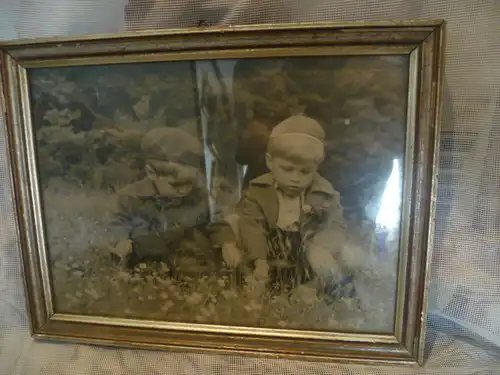 Kinder sitzen in einer Blumen Wiese gerahmtes Foto aus den 1940 Jahren 