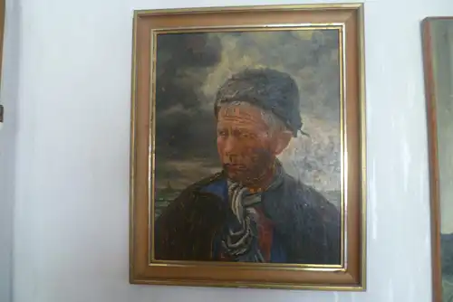 Jan Eyck Maler XIX -XX „Portrait eines Fischers„ im Dreiviertel Profil nach links , vor bewegter See und bewölktem Himmel Ölgemälde auf Malkarton in späterer Berliner Leiste