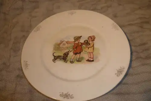 Art Deko Kinder Platzteller mit lieblichem Dekor: 2 Mädchen mit ihren Dackeln beim spielen  Durchmesser: 19,5  cm