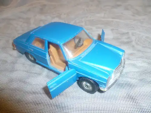 Corgi GS24 Mercedes 240D wie Neu Von 1975 aus der Vitrine 1 :36 ?