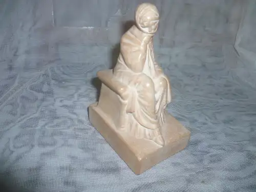 Junge Frau auf Steinsockel Tanagra Figur Art Deko um 1900 Masse: 7x9x15cm