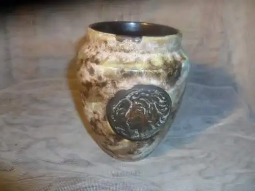 Hans Welling Ceramano "Marcus" Vase grünlich grau dunkelbrauner Fat Lava Lasur Medallion mit Kriegsgott Kopf  Vase i 18 aus 1960 Vitrinen Zustand