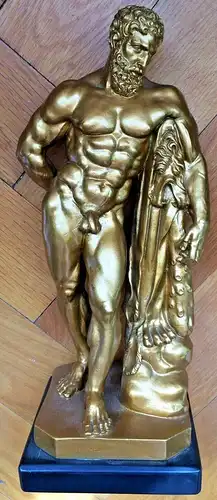 Goldfarbene Skulptur Herakles mit Keule und Löwenhaut von Amilcare Santini