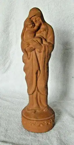 Madonnenfigur mit Jesuskind auf Sockel aus rotem Ton - signiert, ca. 1920