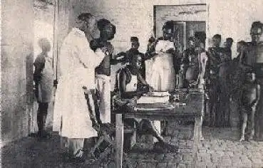 Belgisch Kongo Rot Kreuz Station Arzt bei Untersuchung *ca. 1930