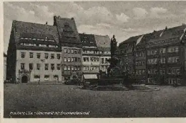 09599 Freiberg i.Sa. Obermarkt mit Brunnendenkmal Auto * ca. 1950
