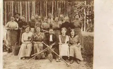 Landwirtschaft, Gruppe Feldarbeiter mit Arbeitsgeräten, gebr. ca.1920