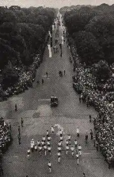 Olympische Spiele 1936 Die Staffel auf dem Wege zum Stadion im Berliner Tiergarten Sammelbild, keine AK