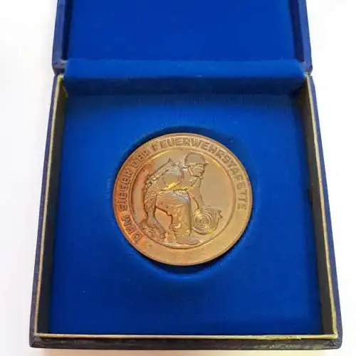 DDR Feuerwehr Medaille Dem Sieger der Feuerwehrstafette in Gold