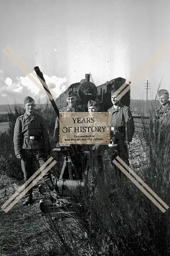 Foto Soldaten Luftwaffe mit Flak vor Lokomotive am Bahndamm