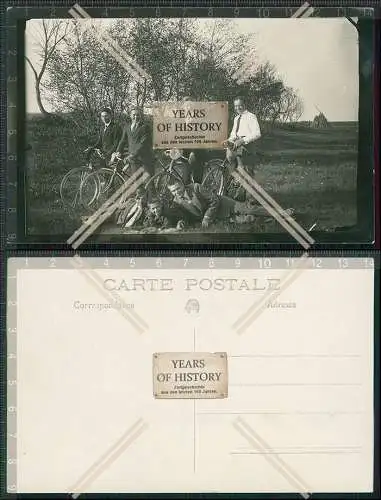 Foto AK Reval Tallinn Junge Männer mit Fahrrad 1930 Estland Lettland Litauen