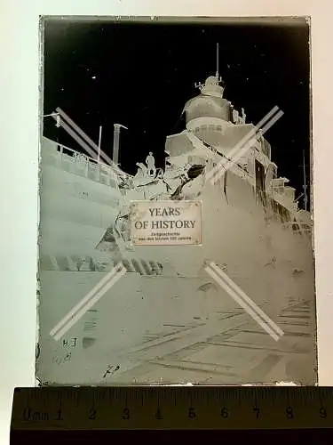 Orig. Glas Dia Kriegsschiff Torpedoboot schwer getroffen Dock Kiel Holstein ode