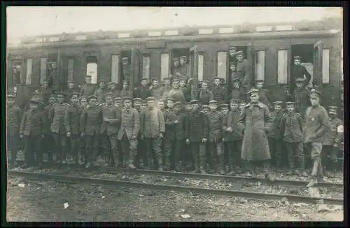 2x Foto AK 1. WK Maschinengewehr Abteilung am Bahnhof 14x9 cm