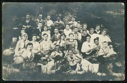 Foto AK Gruppe Wanderer Tracht mit Musikinstrumenten Gitarrenlaute 1920