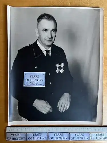 Original Foto Portrait Soldat in Uniform mit Orden 30 x 24 cm