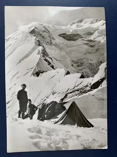 [Echtfotokarte schwarz/weiß] Rückseite: Aus dem Karakorum-Himalaya grüßen die Teilnehmer der Peter-Scholz-Gedächtnis-Expedition.
Es folgen die Unterschriften der 14 Teilnehmer, einschl. des Leiters K.-M. Herrligkoffer. 