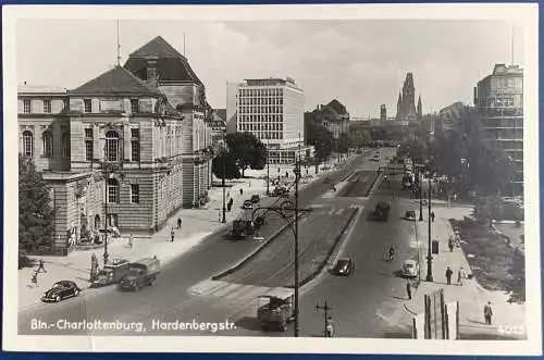 [Echtfotokarte schwarz/weiß] AK, B.-Charlottenburg, Hardenbergstraße, frankiert mit Mi.Nr. 125, gelaufen mit Poststempel vom 28.09.1954 von Berlin nach Paris, Karte hat leichten Knick links unten, ansonsten sehr gute Erhaltung. 