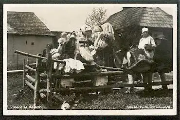 Männer und Frauen in Tracht. Krojev so Zdiaru.