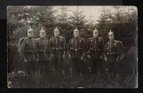 Soldatengruppe mit Waffen. Fotopostkarte.