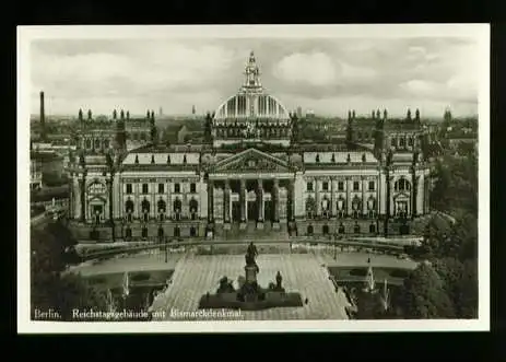 Berlin. Reichstagsgebäude mit Bismarckdenkmal