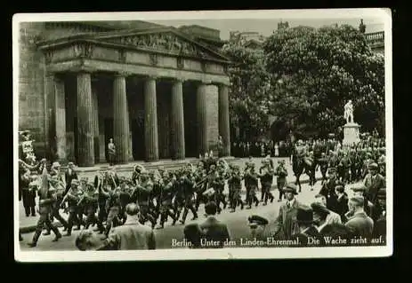 Berlin. Unter den Linden Ehrenmal. Die Wache zieht auf