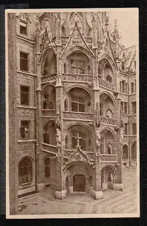 München. Treppe im Hof des neuen Rathauses