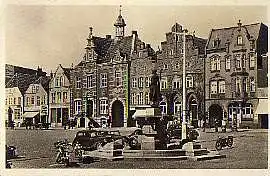 0 Husum. Marktplatz mit Rathaus