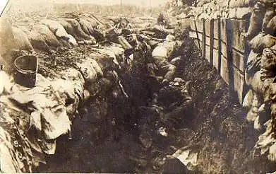 Schutzgraben mit toten Soldaten. Orig. Foto aus dem I Weltkrieg