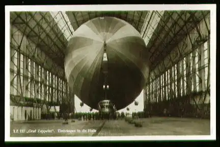 x00277; LZ 127 Graf Zeppelin. Einbringen n d. Halle.