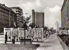 x13540; Karl Marx Stadt. Ensemble Lobgedichte in der Karl Marx Allee.