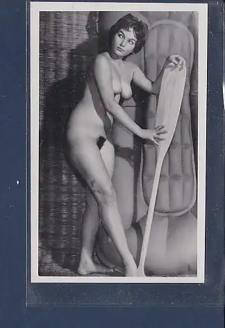 [Ansichtskarte] Foto Nackte Frau stehend mit Paddel. 