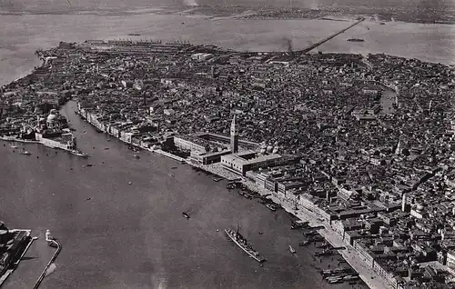 329 - Italien - Venezia , Venedig , Aufnahme aus der Luft - gelaufen 1964