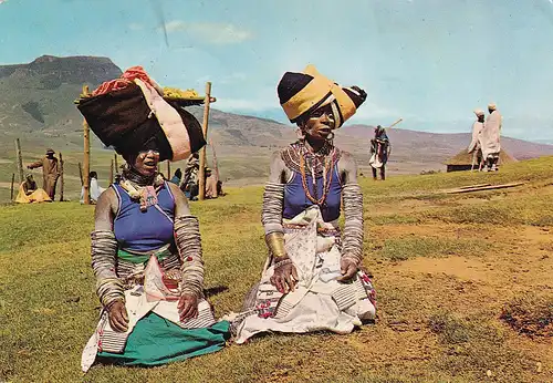 1220 - Rhodesien - Rhodesia , Tribal Life , Stamlewe , Xhosa Women in traditional dress - gelaufen 1977