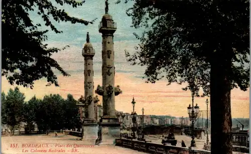 10560 - Frankreich - Bordeaux , Place des Quinconces , Les Colonnes Rostrales - gelaufen