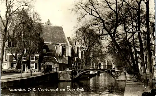 23104 - Niederlande - Amsterdam , O. Z. Voorburgwal met Oude Kerk