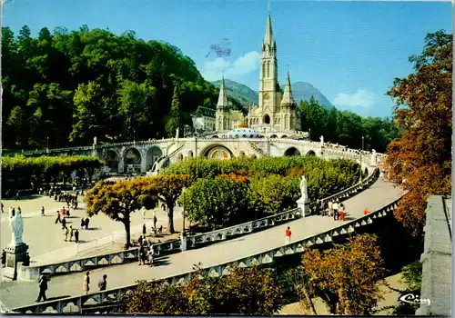 33543 - Frankreich - Lourdes , La Basilique et l'Esplanade - gelaufen 1977