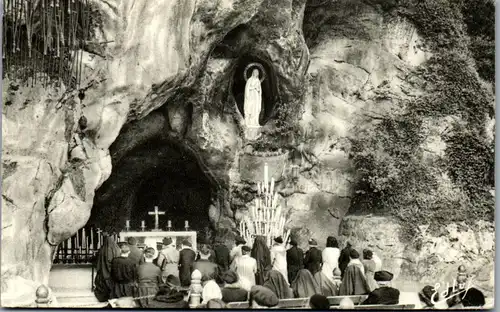 34341 - Frankreich - Lourdes , La Grotte Miraculeuse - gelaufen 1958