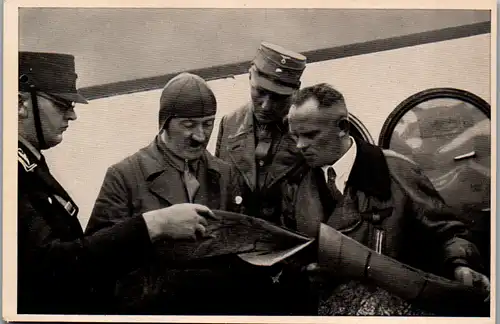 35603 - Sammelbilder - Sammelwerk Nr. 8 , Deutschland erwacht , Gruppe 32 , Bild Nr.: 91 , Mitten im Wahlkampf , Der Führer bespricht seine Reiseroute mit seinem Flugkapitän Baur