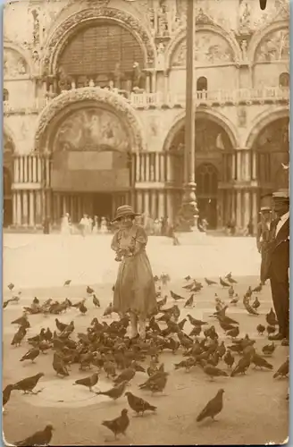 36396 - Aufnahme - Frau beim Taubenfüttern , ca. 1920