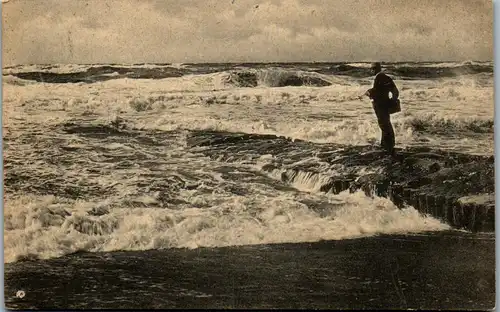 42691 - Deutschland - Altheikendorf , Brandung , Meer . Mann im Anzug - gelaufen 1907