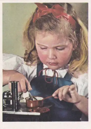 [Ansichtskarte] "Mädchen bei der Arbeit" - Kochen. 