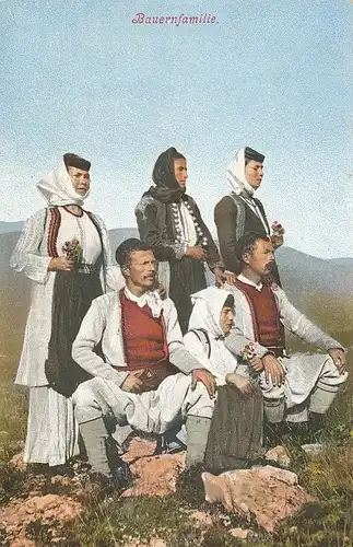 Bauernfamilie in Tracht ngl 111.892