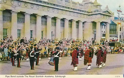 Edinburgh, Pipe Band outside the Royal Scottish Academy ngl D9299