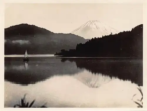 Japan Blick auf Vulkan Fuji vom See Shoji mit Segelboot 160.087