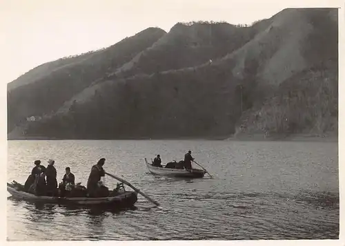 Japan See Shoji mit Bootsverkehr und Shoji-Hotel links 160.079