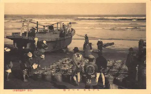 Japan Partie an japan. Küste mit Boot Fischern und Fang in Körben ngl 160.580