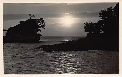 Japan Felseninsel mit Kiefern bei Sonnenuntergang ngl 160.705