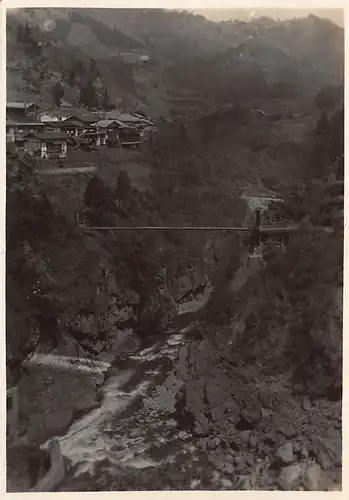 Japan Okuchi-chibu Gebirge - Dorf und Hängebrücke 160.100