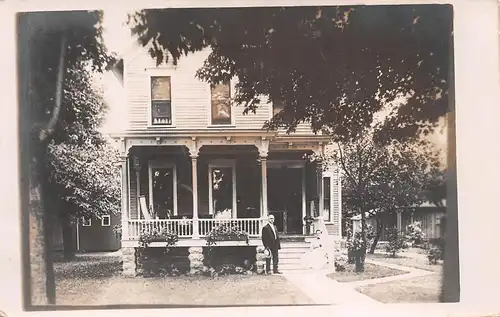 USA Neenah WI Who knows this couple in front of their house? gl1909 163.974