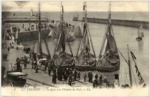 Le Treport - Le Quai vers l Entree du Port -8430